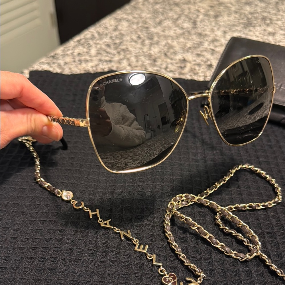 Chanel CC interlocking butterfly Sunglasses with chain - Picture 3 of 13